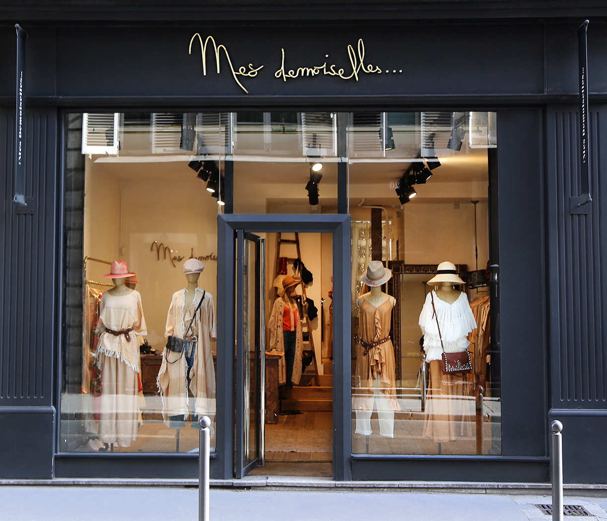 Boutique De Prêt A Porter Féminin Mode Créateur Paris Style Bohème Chic Mes Demoiselles